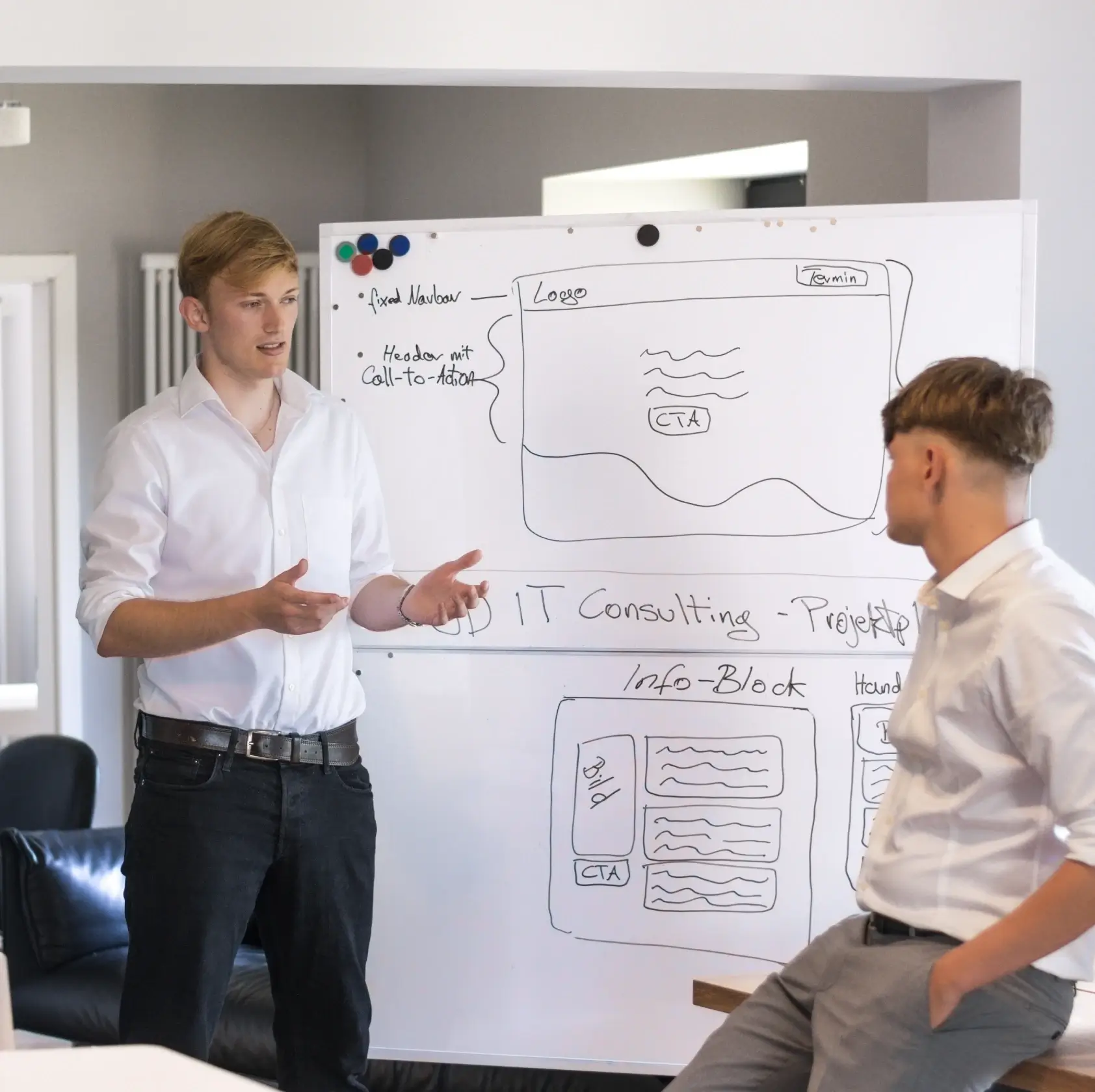 Besprechung eines Webseiten Projektes Der Webentwickler & Webdesigner Lukas zeigt dem Vertriebler David ein aktuelles Webdesign Projekt